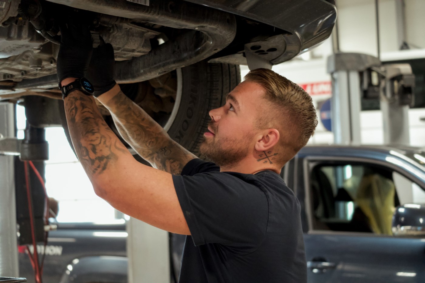 Mann som jobber på bilverksted