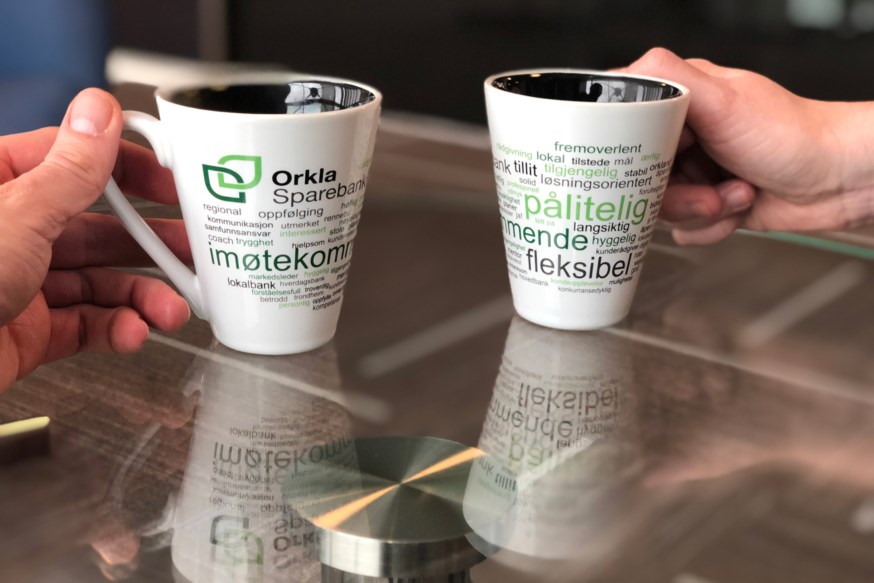 Bilde av hender og kaffekopper