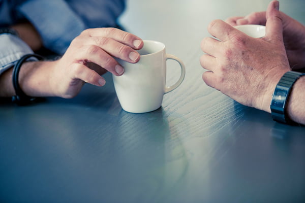 bilde av to personer med kaffekopp