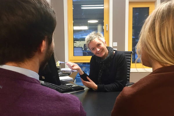 Kari Holseth i møte med kunder