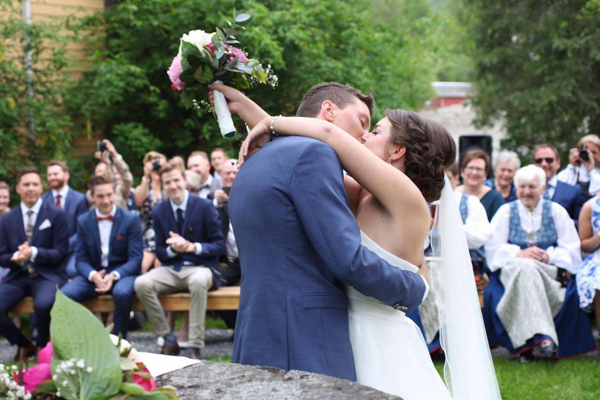 Brudepar som kysser