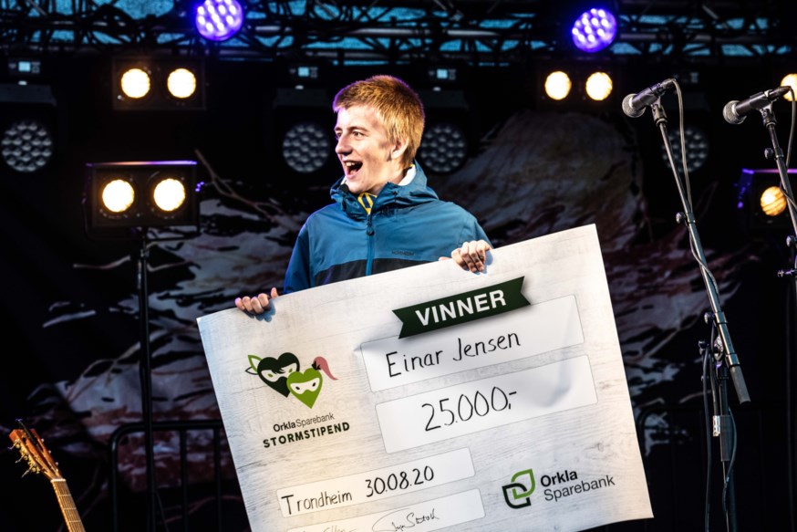Einar Jensen med sjekk i hånden